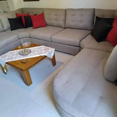 With Premium Facilities דירה